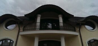 Coloane, capitel și bază